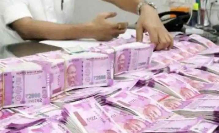 Rupee Vs dollar: रुपये ने दिखाई शानदार रिकवरी, 20 पैसे की बढ़त से डॉलर के मुकाबले इतने पर आया
