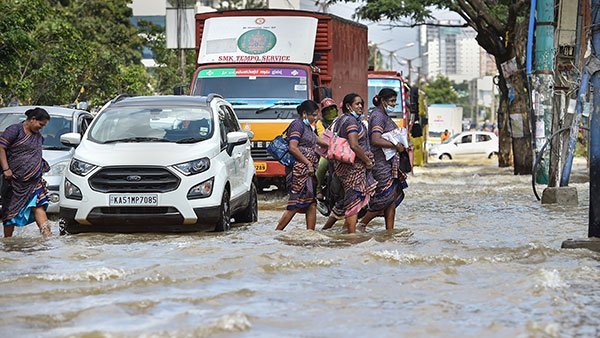 अगर बाढ़ में बह गई कार तो भी मिलेगा बीमा कवरेज, पढ़ें क्या कहते हैं नियम
