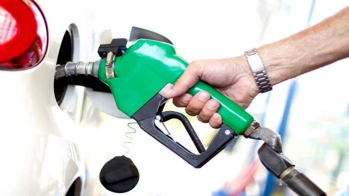 Good News: पेट्रोल-डीजल होगा इतने रुपये सस्ता, जनवरी के बाद कच्चे तेल का भाव गिरकर सबसे कम हुआ