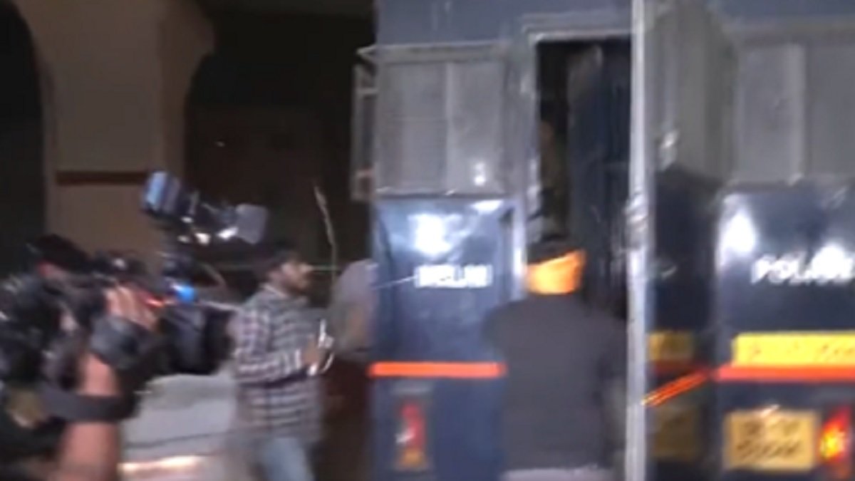 आफताब को लेकर जा रही पुलिस की गाड़ी पर पांच तलवारों से हुआ हमला, दो आरोपी पकड़े गए, दिल्ली पुलिस दर्ज किया FIR