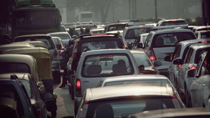इन गाड़ियों पर चलेगा केंद्र सरकार का हथौड़ा, इतने साल पुराने वाहन होंगे रोड से बाहर; आखिरी तारीख तय