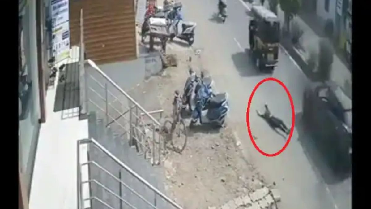 कैमरे में कैद हुई शर्मनाक घटना, छेड़छाड़ से बचने के लिए लड़की ने तेज रफ्तार ऑटो से लगाई छलांग,  यहां देखें पूरा VIDEO