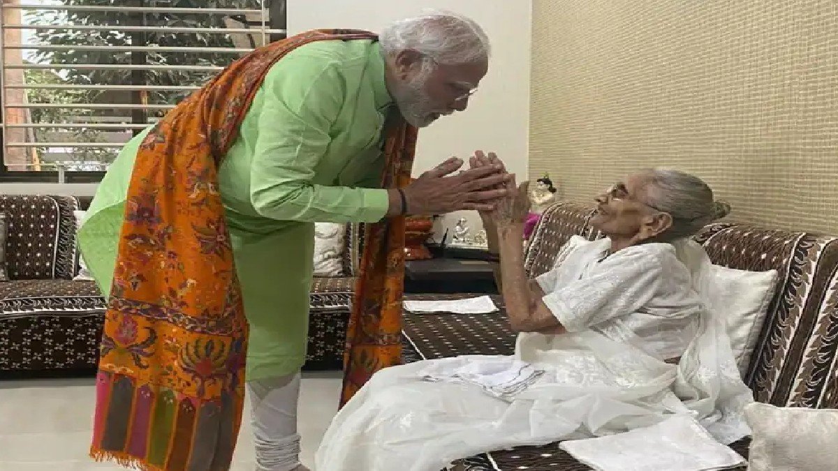 गुजरात चुनाव से पहले मोदी ने लिया मां का आशीर्वाद, अहमदाबाद में कल करेंगे मतदान