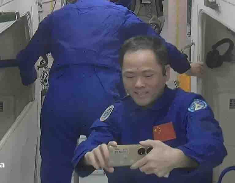Huawei P50 Pro in Space: अंतरिक्ष में Huawei P50 Pro ले जाकर खींची सेल्फी! आए ये नतीजे