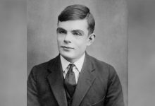 Uma foto em preto e branco de Alan Turing